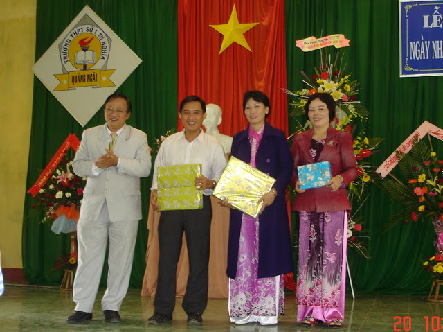 Hoạt động ở trường Nhân ngày 20 -11 - 2010 DSC04227