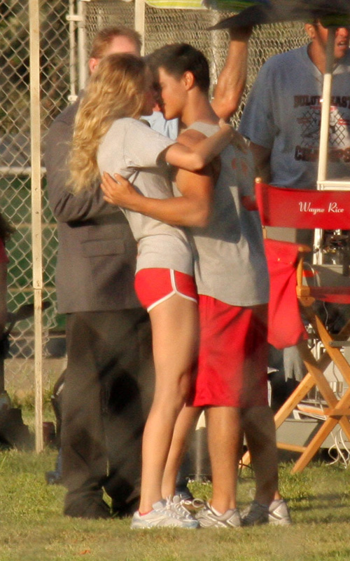 Fotos: BESOS de Taylor Swift y Taylor Lautner...!! Taylor-set-7309-22