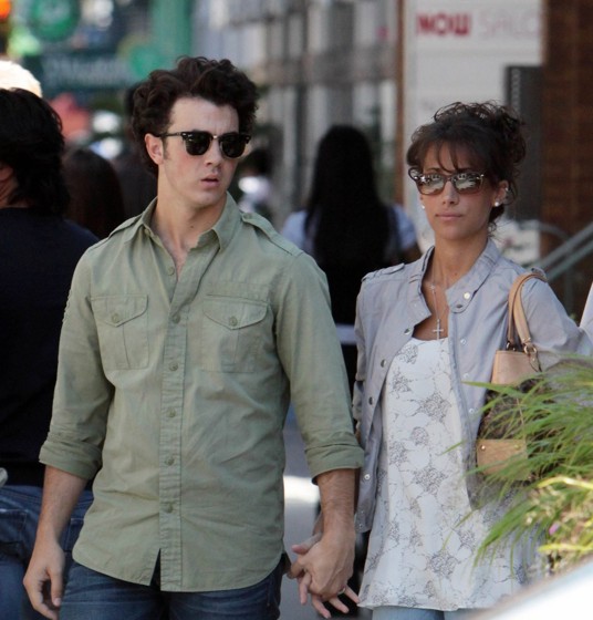 Kevin despide a Danielle en Toronto Kevin-jonas-danielle%20deleasa-holding-hands-09