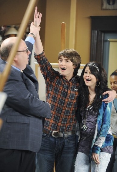 Alex Russo: Wizards of Waverly Place Selena-gomez-gregg-sulkin-wizards-04