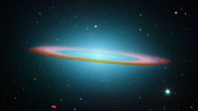 Pamje mahnitese nga Universi 800px-Sombrero_Galaxy_in_infrared_light_%252528Hubble_Space_Telescope_and_Spitzer_Space_Telescope%252529
