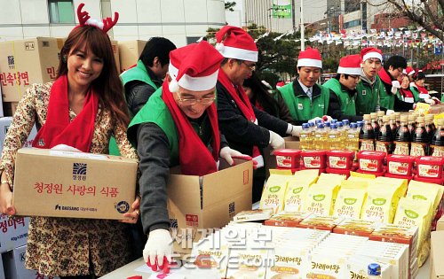 [Pics][09.12.09] Charity Activities Charity%252520activities%252520091210%252520%25252846%252529