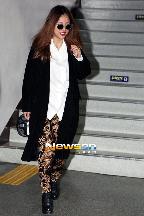 [Pics][121219] Hyori Votes for Presidential Election Newsen%252520%2525286%252529