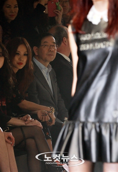 [Pics][27.03.13] Dự "F/W 2013 Seoul Fashion Week" của nhà thiết kế Steve J & Yoni P 27165726981000_61000050