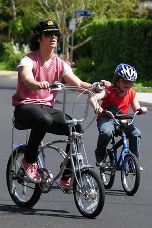 pic of jonas brother Jonas%20Brothers%20RIDE%20THEIR%20BIKES%202