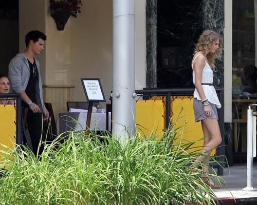 Taylor Swift y Taylor Lautner saliendo de un restaurant! Taylor-lunch-032410-2