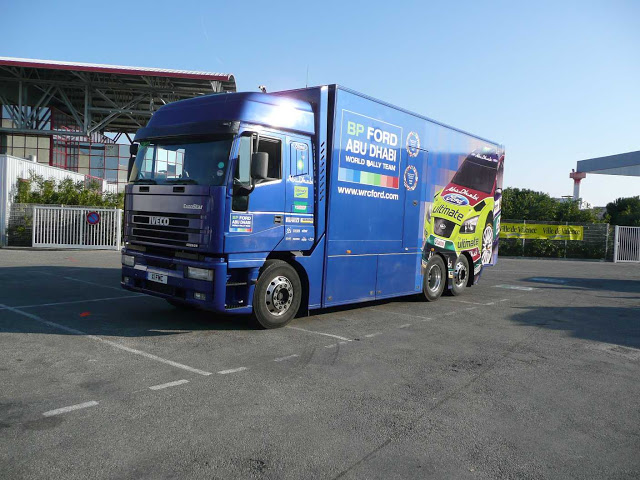 Camions curie de sport automobile. - Page 2 Camion%20-%20Ecurie%20BP%20Ford%20Abu%20Dhabi%20World%20Rally%20Team%20%28Angleterre%29%20-%20Parc%20ferm%C3%A9%20Valence%20-%201