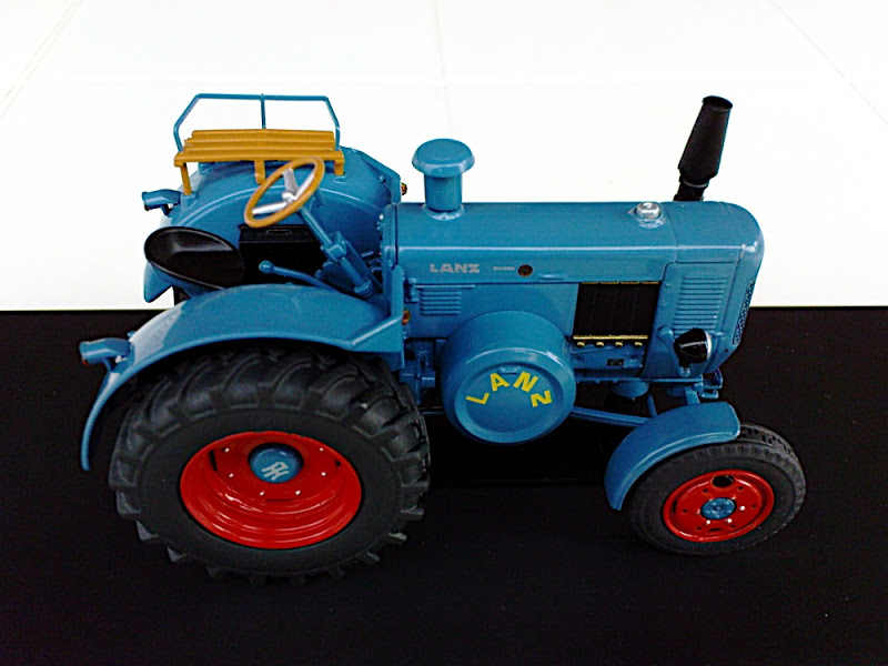 MINIATURES et MAQUETTES de matériels et TRACTEURS agricoles DSC00973