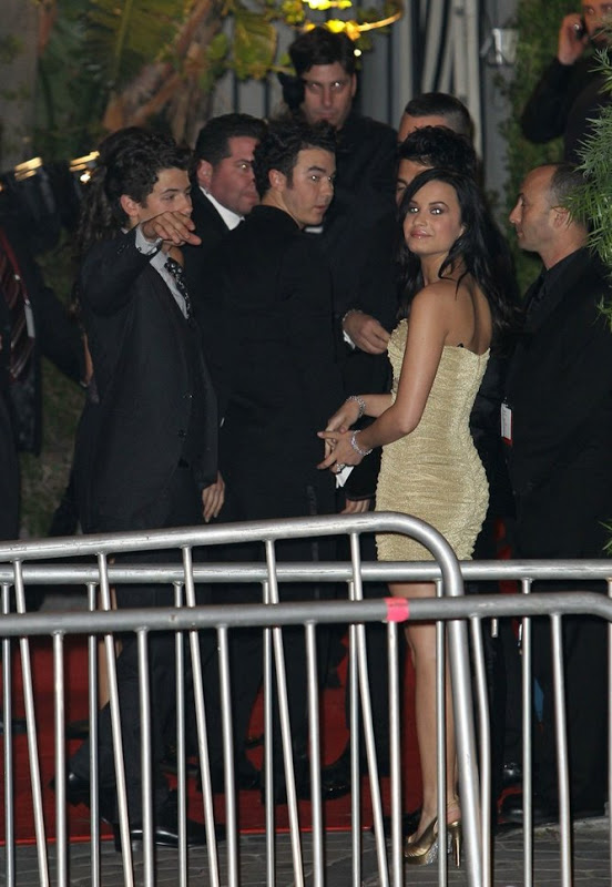 Demi Lovato - Oscar 2010 Vanity Fair Joe-jonas-demi-lovato-vf-16