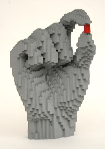 Legoland y sus esculturas Incredible-LEGO-Art-by-Nathan-Sawaya-hand