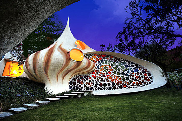 33 สิ่งก่อสร้างที่แปลกที่สุดในโลก  16-33-Worlds-Top-Strangest-Buildings-Nautilus-house