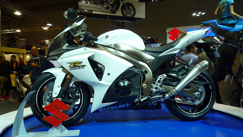 Série limitée 1000 L0 pour la France - Page 4 EICMA%202009%20174