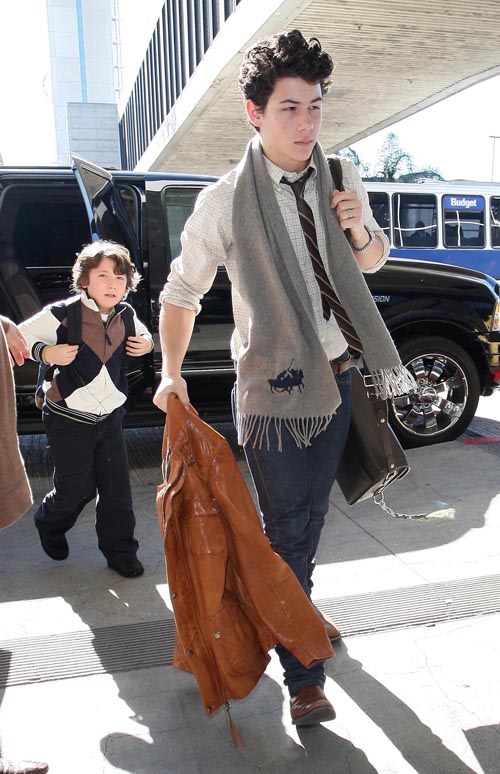 nick en el aeropuerto Jonas-brothers-fly-1179-14