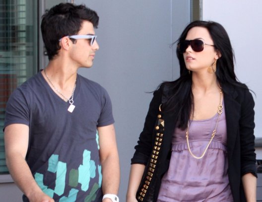 Joe Jonas y Demi Lovato son una pareja feliz Demi-joe-first-date-iglesia-fblog-1