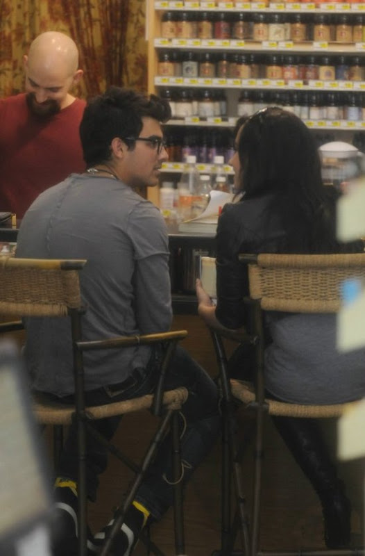 Joe y Demi besos y caricias. Joe-jonas-demi-lovato-giggly-grocery-06