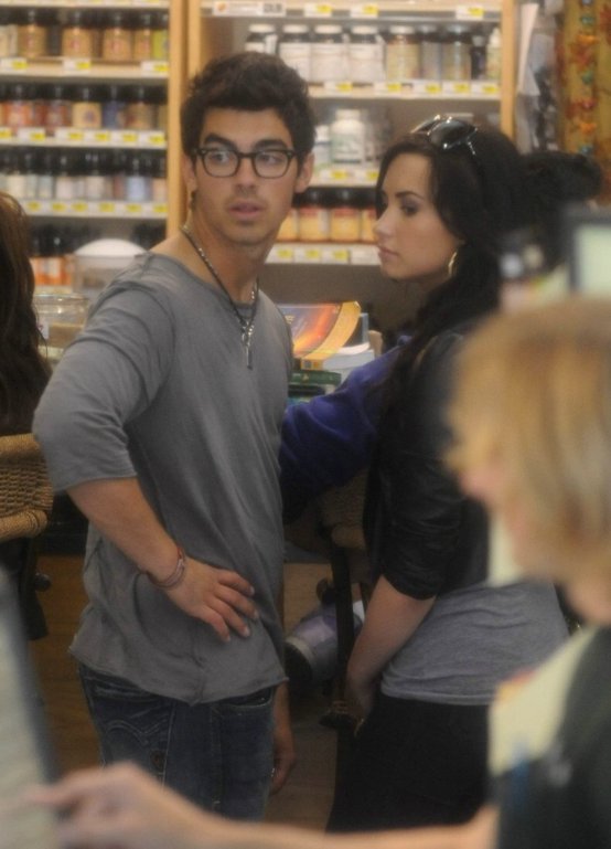 Joe y Demi besos y caricias. Joe-jonas-demi-lovato-giggly-grocery-21