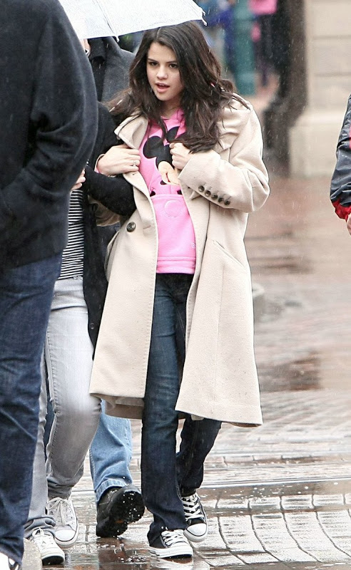 Selena: Candids y Apariciones Públicas [CLOSED] - Página 7 Selena-gomez-gmtv-gorgeous-01