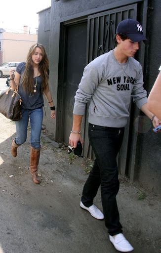 Nick Jonas y Miley Cyrus: Cita y almuerzo!! Miley-cyrus-jonas-4119-19