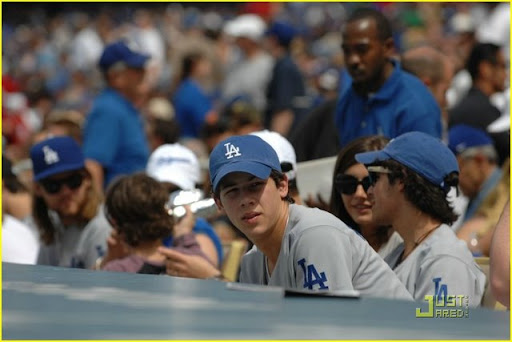 camilla con joe en los dodgers..¬¬' Jonas-brothers-la-dodgers-game-05