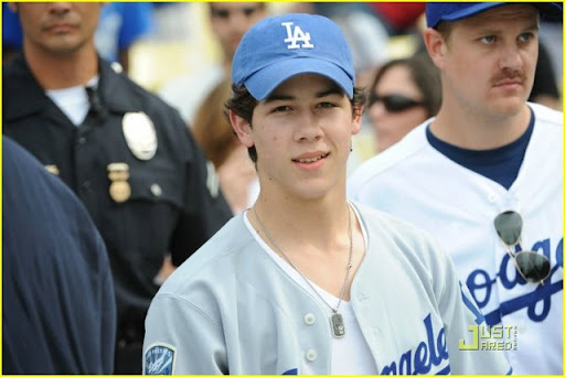 Jonas Brothers con Camilla Belle en el Juego! Jonas-brothers-la-dodgers-game-03