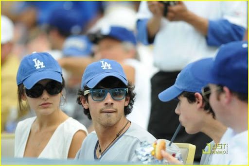 Jonas Brothers con Camilla Belle en el Juego! Jonas-brothers-la-dodgers-game-02