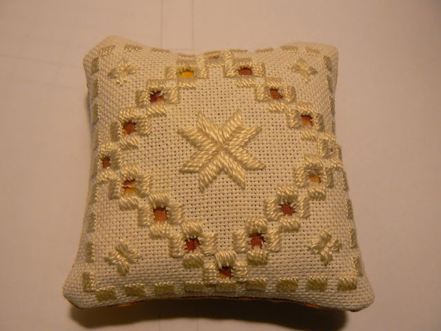 un petit coussin en Hardanger P1030056