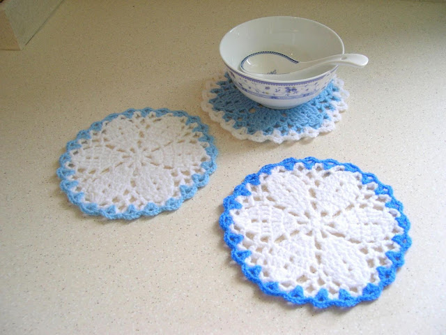 موديلات سهلة وبسيطة من الكروشي لتزيني بها مطبخك Blue%20and%20White%20Doily%20Series_2