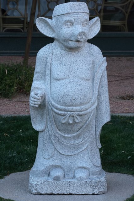 Escultura de un cerdo como un monje chino, Phoenix, Arizona 20-strange-sculptures-pI-pig-monk