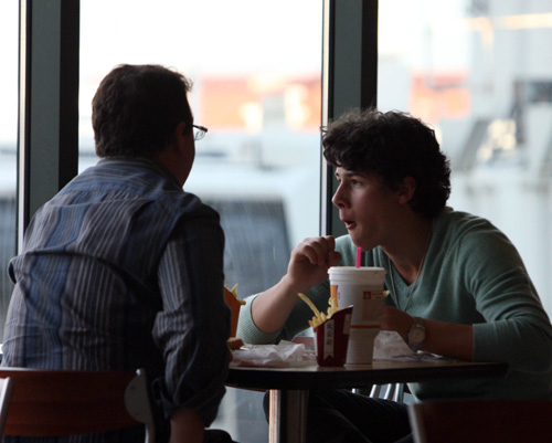 Nick Jonas, charla con su padre en Burger King !! Nick-jonas-4279-2