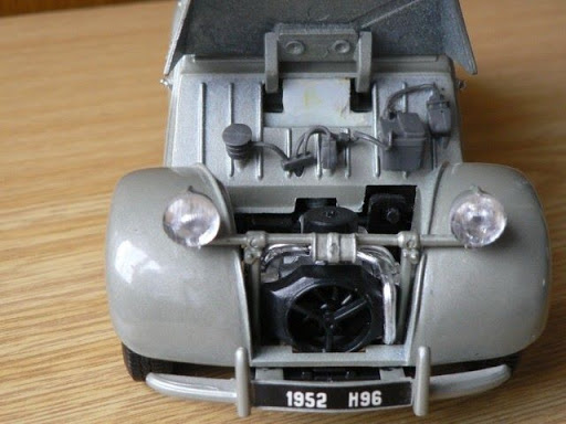 légère amélioration d'une 2cv maisto Citroen2_3%20b