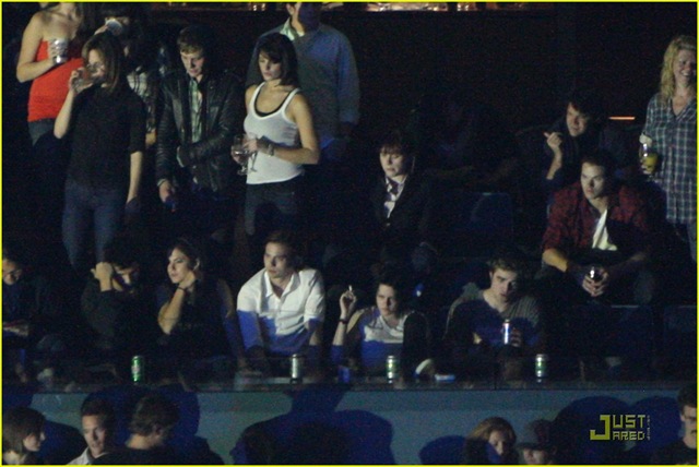 Robsten - Página 21 Robert-pattinson-kristen-stewart-concert-couple-02%5B7%5D