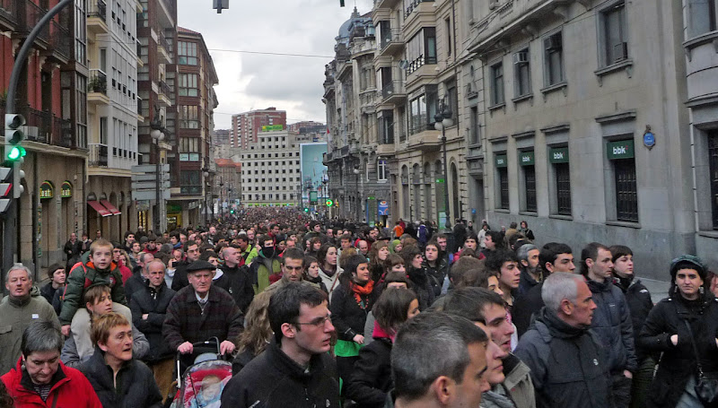 Hezkuntza sistema propioaren alde milaka lagun Bilbon 100313hezkdei05