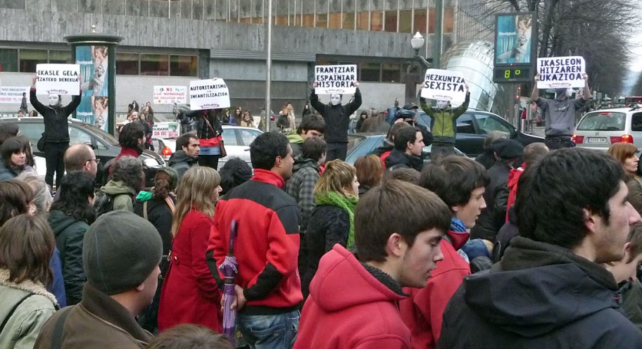 Hezkuntza sistema propioaren alde milaka lagun Bilbon 100313hezkdei06