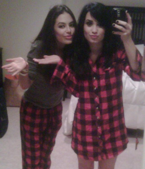 Demi Lovato PIJAMADA con nueva amiga de CR2 Demi-chloe-pijamada-BDLT-3