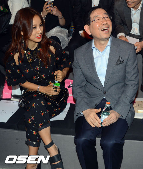 [Pics][27.03.13] Dự "F/W 2013 Seoul Fashion Week" của nhà thiết kế Steve J & Yoni P 201303271734771331_5152af34e2776