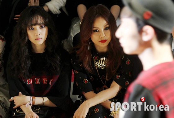 [Pics][27.03.13] Dự "F/W 2013 Seoul Fashion Week" của nhà thiết kế Steve J & Yoni P 20130327170522551