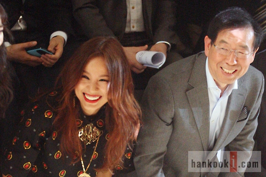 [Pics][27.03.13] Dự "F/W 2013 Seoul Fashion Week" của nhà thiết kế Steve J & Yoni P 0327609223821_0