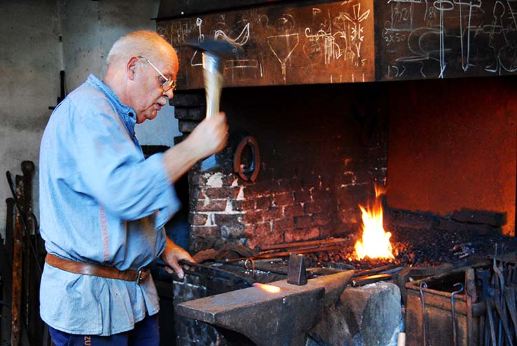 Fotogara n01/06 "il lavoro/antichi mestieri" - Terminata il 30 Giugno 2009 - APERTE LE DISCUSSIONI 05%20-%20Il%20fabbro