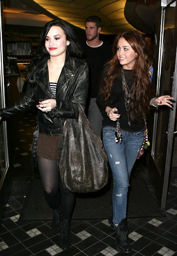 Demi Lovato: Noticias&Candids [CLOSED] - Página 5 Demi-lovato-miley-cyrus-jerry-deli-01