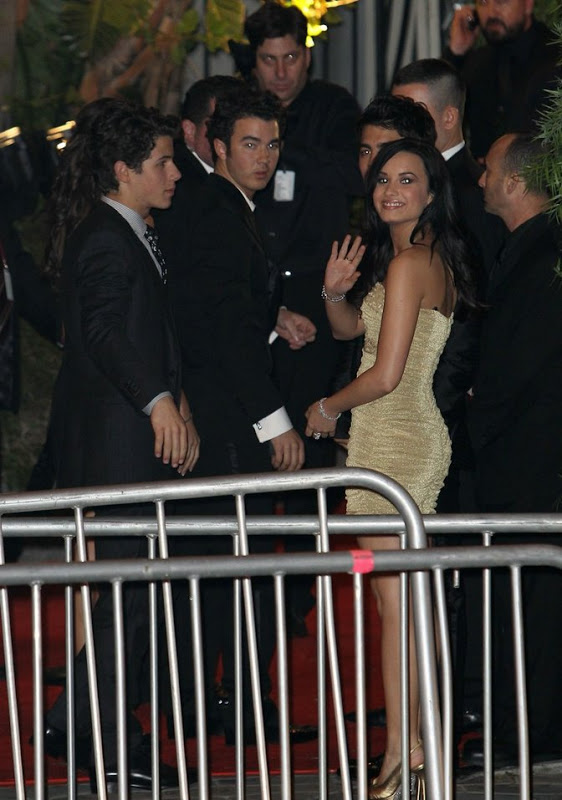 Demi Lovato - Oscar 2010 Vanity Fair Joe-jonas-demi-lovato-vf-23