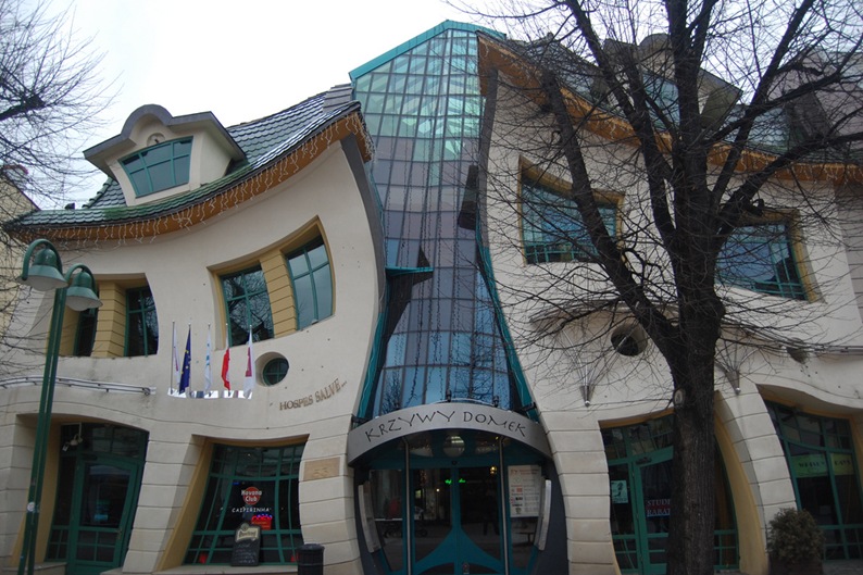 33 สิ่งก่อสร้างที่แปลกที่สุดในโลก  2-33-Worlds-Top-Strangest-Buildings-crookedhouse