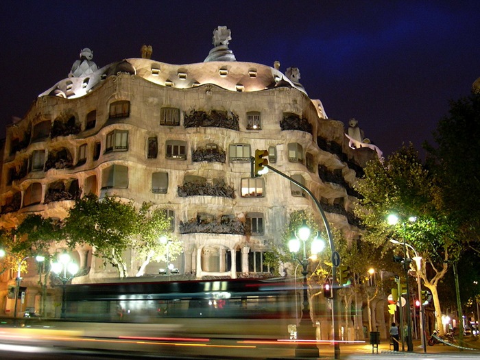 33 สิ่งก่อสร้างที่แปลกที่สุดในโลก  6-33-Worlds-Top-Strangest-Buildings-la-pedrera