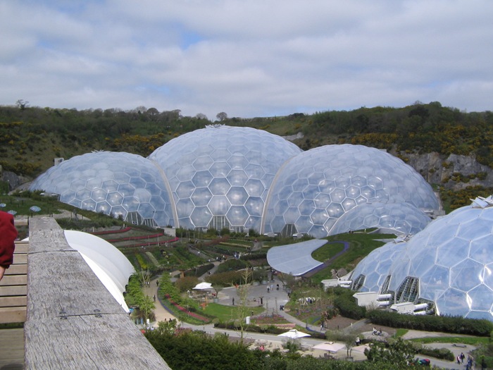 33 สิ่งก่อสร้างที่แปลกที่สุดในโลก  25-33-Worlds-Top-Strangest-Buildings-eden-project