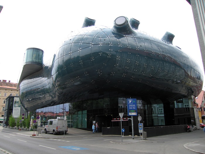 33 สิ่งก่อสร้างที่แปลกที่สุดในโลก  31-33-Worlds-Top-Strangest-Buildings-kunsthaus