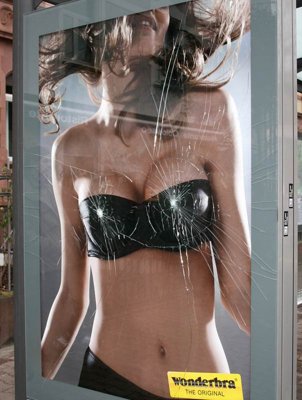 اعلانات مبدعة ولطيفة - Cool and Creative Ambient Ads 33-Cool-and-Creative-Ambient-wonderbra-broken