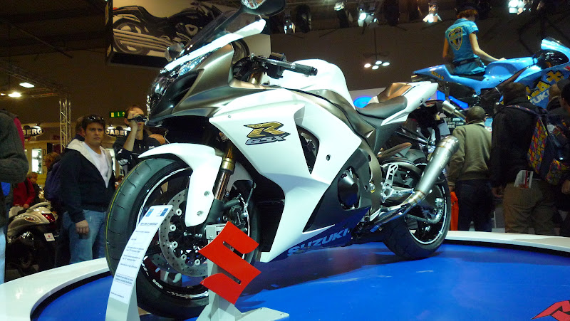 Série limitée 1000 L0 pour la France - Page 4 EICMA%202009%20173