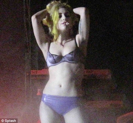 Lady Gaga despide el 2009 DESNUDA Lady-gaga-adios-2009-desnuda-4