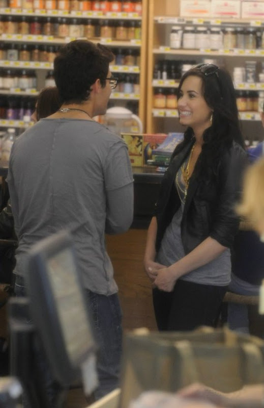 Joe y Demi besos y caricias. Joe-jonas-demi-lovato-giggly-grocery-26