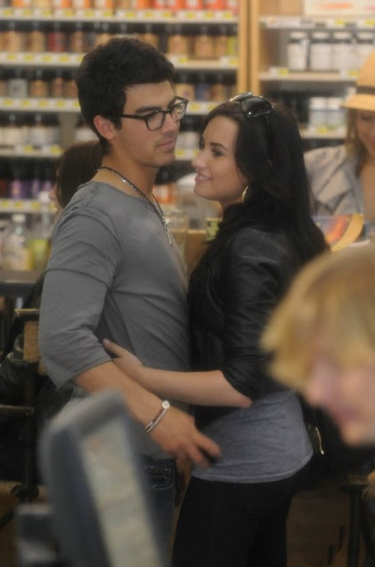 Joe y Demi besos y caricias. Joe-jonas-demi-lovato-giggly-grocery-14