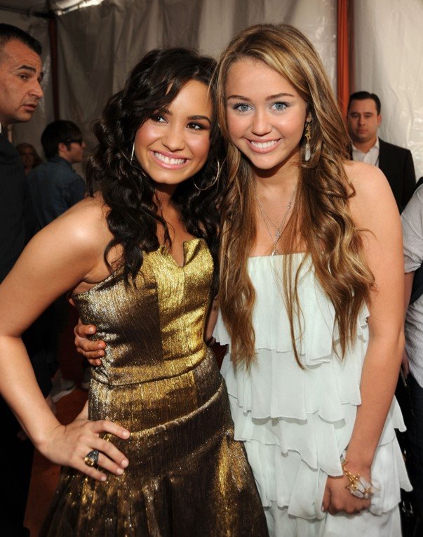 Demi nos TWITEA!!! Miley-friends-kca2009-3